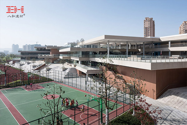 案例欣賞：鋁天花吊頂、鋁型材方通裝飾小學大樓內外部天花